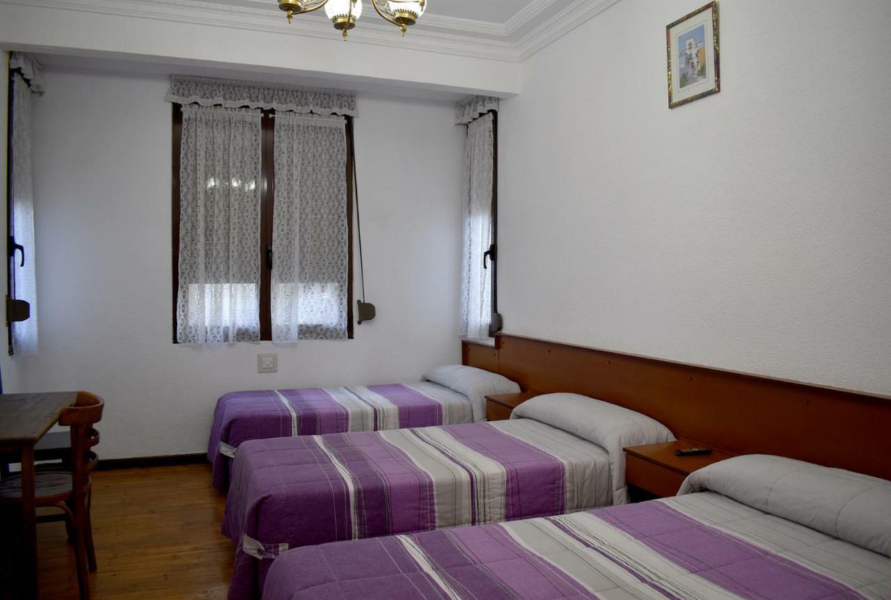Hostal Oviedo Leão Exterior foto