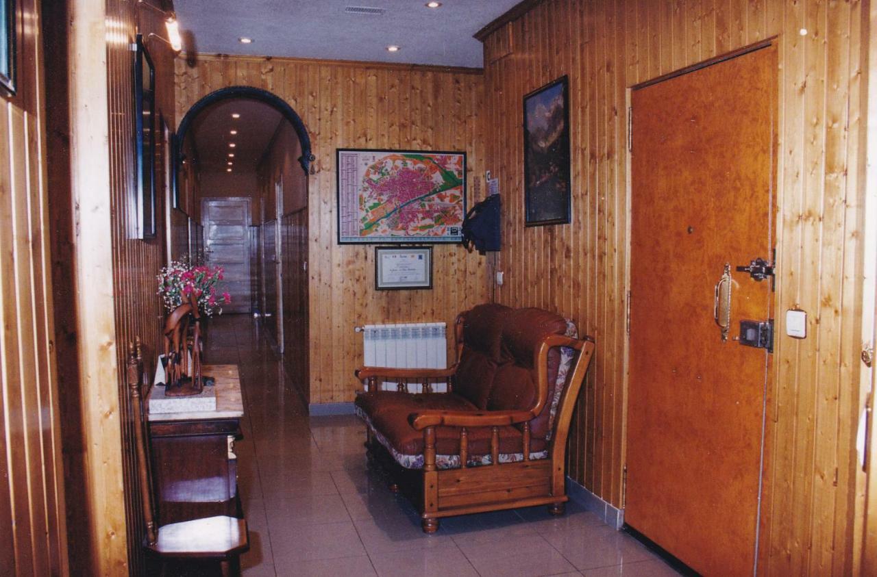 Hostal Oviedo Leão Exterior foto